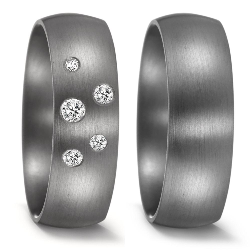 Fingerring Geschaffen für die Ewigkeit – stark, beständig und kostbar! Tantal ist ein äusserst selten vorkommendes, grafitgraues und extrem hartes Metall. Partner- und Trauringe aus Tantal sind ideal für alle Individualisten und kreative Paare, für die Platin und Gold einfach zu gewöhnlich sind. Die dunkleren Tantalringe lassen Diamanten und alle Goldtöne besonders schön strahlen. 
