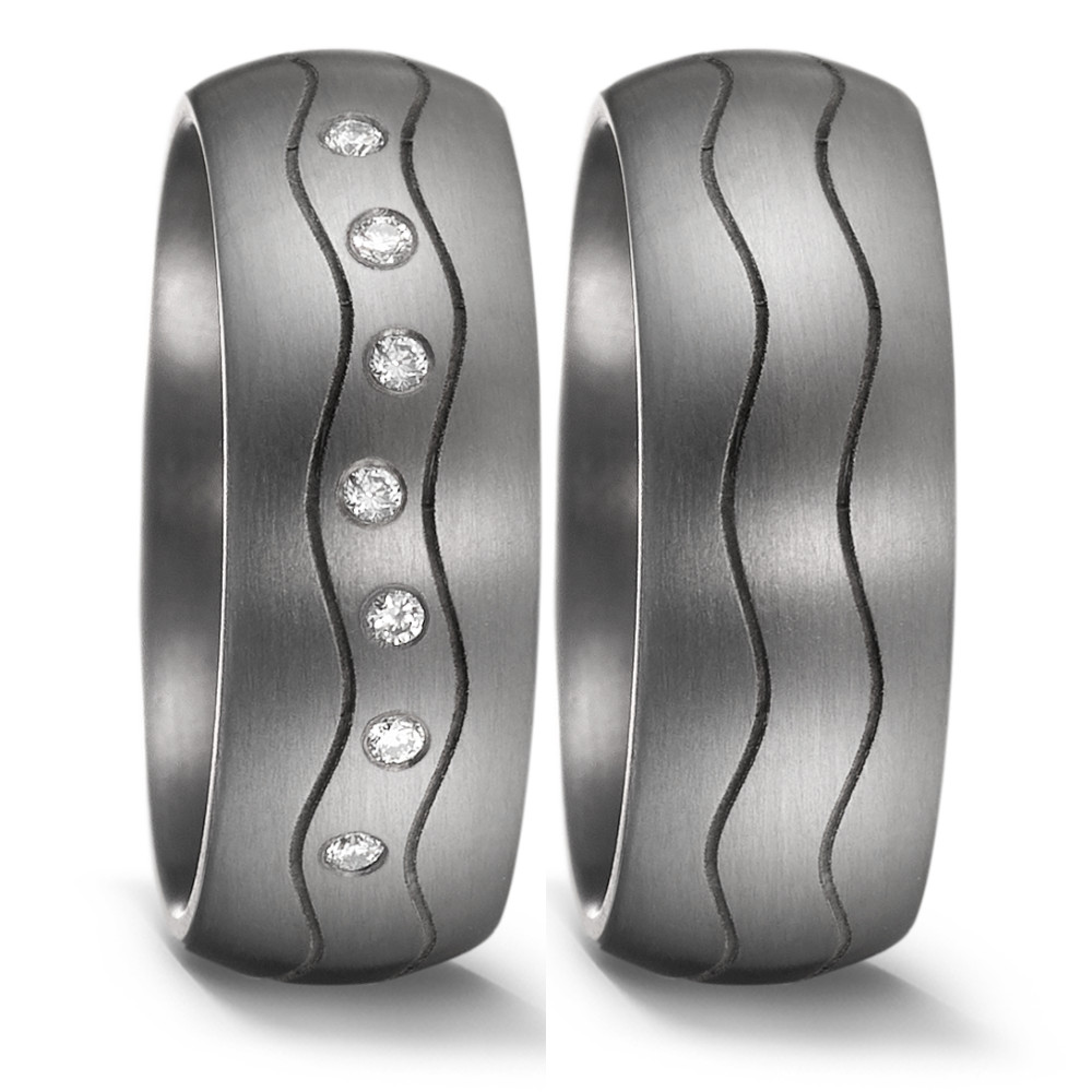 Fingerring Geschaffen für die Ewigkeit – stark, beständig und kostbar! Tantal ist ein äusserst selten vorkommendes, grafitgraues und extrem hartes Metall. Partner- und Trauringe aus Tantal sind ideal für alle Individualisten und kreative Paare, für die Platin und Gold einfach zu gewöhnlich sind. Die dunkleren Tantalringe lassen Diamanten und alle Goldtöne besonders schön strahlen. 