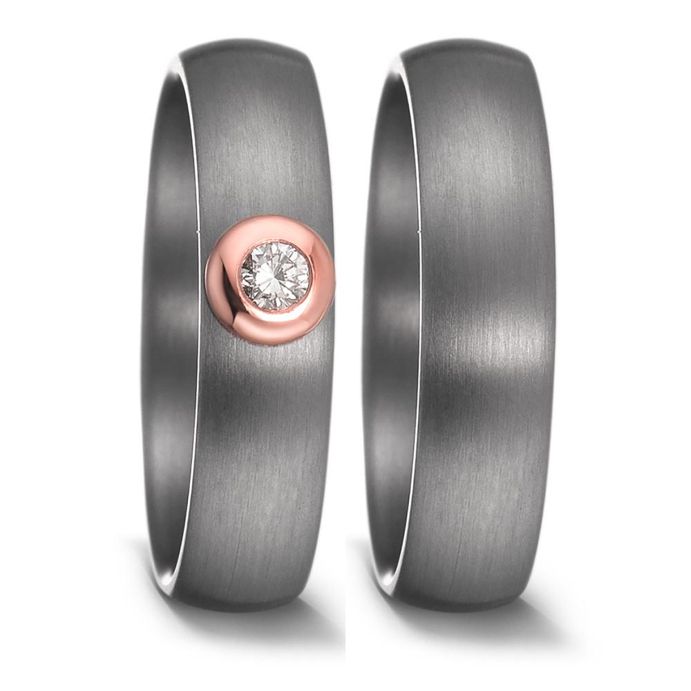 Partnerring Geschaffen für die Ewigkeit – stark, beständig und kostbar! Tantal ist ein äusserst selten vorkommendes, grafitgraues und extrem hartes Metall. Partner- und Trauringe aus Tantal sind ideal für alle Individualisten und kreative Paare, für die Platin und Gold einfach zu gewöhnlich sind. Die dunkleren Tantalringe lassen Diamanten und alle Goldtöne besonders schön strahlen. 