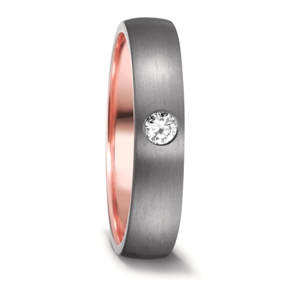 Partnerring Diese modernen und zeitlosen Trauringe & Eheringe aus Tantal mit Roségold aus der TeNo Avantgarde Kollektion werden in deutscher Manufaktur von Hand gefertigt. Der passende Damenring ist zusätzlich mit Diamanten besetzt. Tantal hat echten Seltenheitswert, es ist äußerst robust und schmilzt erst bei 3.000 °C. Die mystisch dunkle Tantal-Farbe entfaltet zusammen mit Roségold einen faszinierenden Reiz und ist sowohl bei Frauen wie auch bei Männer sehr beliebt. 59634/003/010/X545