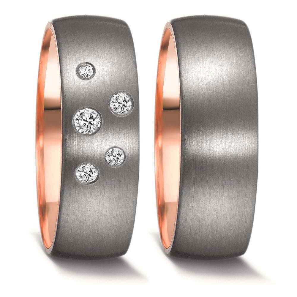 Partnerring Dieser handgefertigte Tantal-Ehering mit Roségold aus der TeNo Avantgarde Kollektion verbindet auf elegante Weise edles Roségold und robustes Tantal. Der Ring ist mit fünf funkelnden Diamanten besetzt und bietet ein angenehmes haptisches Erlebnis. Zudem ist er zu 100 % hautfreundlich. Die Kombination aus dem mystisch dunklen Tantal und dem warmen Roségold verleiht dem Ring einen faszinierenden Reiz, der bei Frauen und Männern gleichermaßen beliebt ist. 