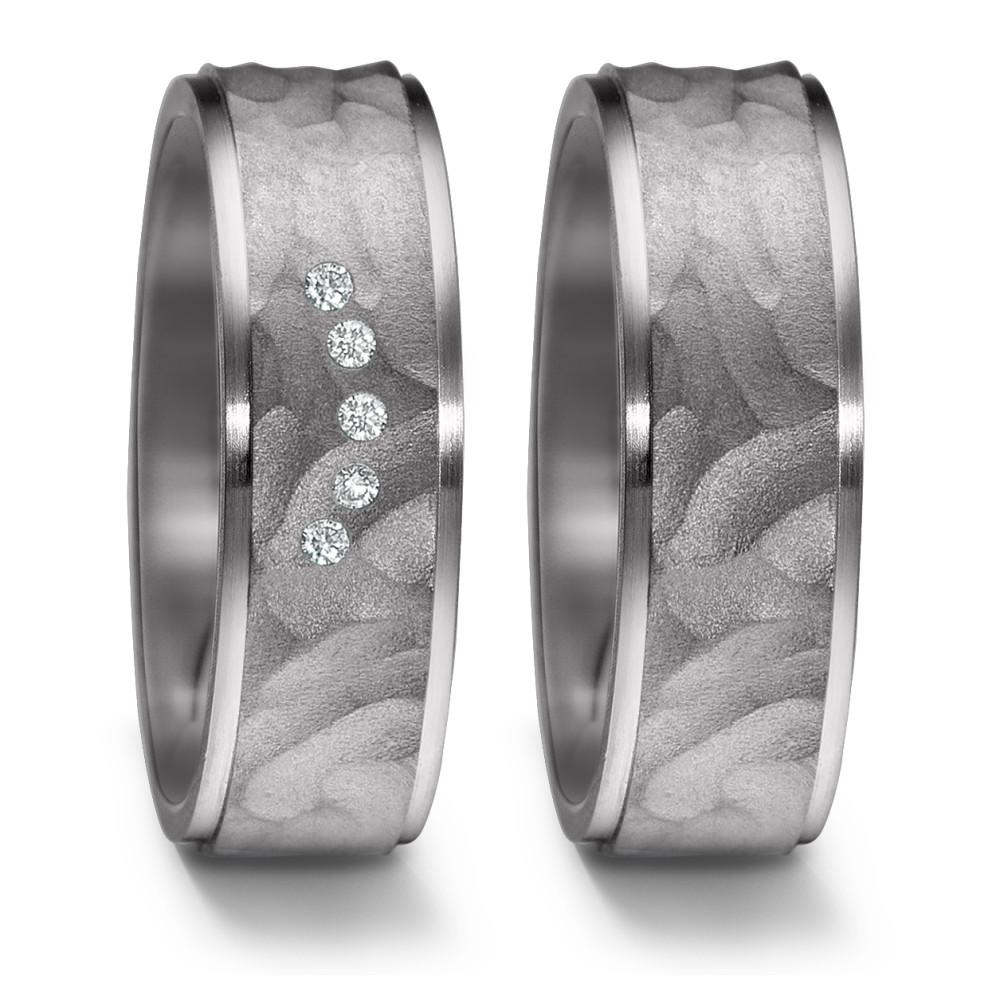 Partnerring Dieser Tantal Ring aus der TeNo Avantgarde Kollektion ist ein Meisterwerk der Eleganz. Hergestellt aus reinem Tantal 999, verkörpert er Einzigartigkeit und Stärke. Mit seinem faszinierenden Design und den funkelnden Diamanten setzt er gekonnt Akzente. Das robuste Metall Tantal verleiht dem Ring eine unverwechselbare Note und ist perfekt für Individualisten und Paare, die nach aussergewöhnlichen Ringen suchen.  52564/001/005/X000