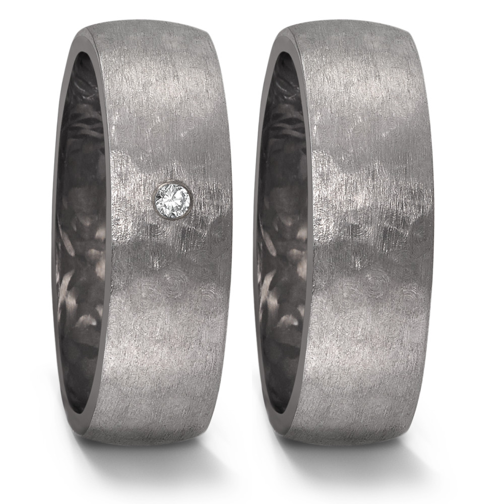 Partnerring Geschaffen für die Ewigkeit: Tantal ist ein äusserst seltenes, grafitgraues und extrem hartes Metall. Partner- und Trauringe aus Tantal sind Ausdruck von Individualität und besonderem Stil – ideal für kreative Paare, die das Aussergewöhnliche lieben. Die charaktervolle, dunklere Farbgebung von Tantal bringt Diamanten und Goldtöne besonders schön zum Strahlen und schafft einen einzigartigen Kontrast voller Eleganz und Modernität. 52566/013/003/XN62
