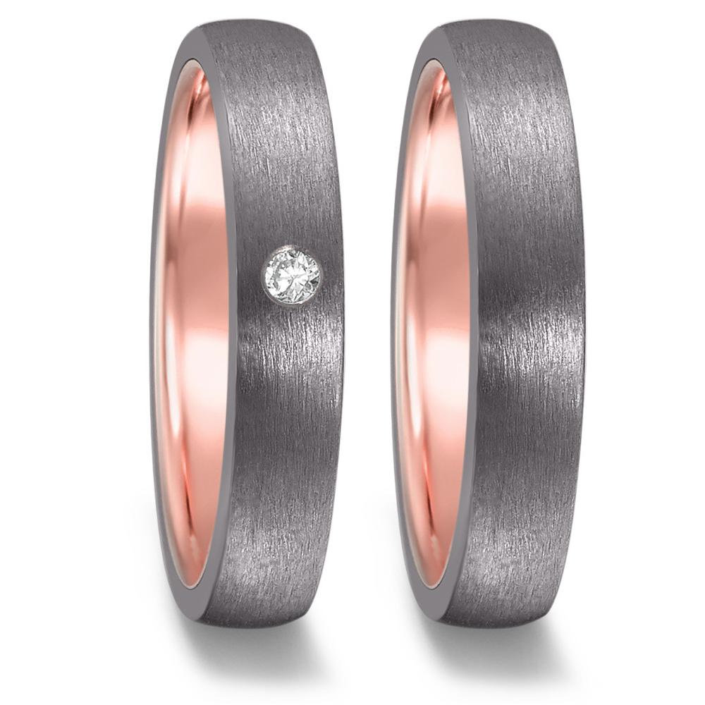 Partnerring Diese besonderen Eheringe aus Tantal mit Roségold aus der TeNo Avantgarde Kollektion werden in deutscher Manufaktur von Hand gefertigt. Die Ringschiene besteht innen aus edlem Roségold und außen aus robustem Tantal. Der Damenring ist zusätzlich mit funkelnden Diamanten besetzt. Tantal hat echten Seltenheitswert und ist äußerst robust und 100 % hautfreundlich. Die mystisch dunkle Tantal-Farbe entfaltet zusammen mit Roségold einen faszinierenden Reiz und ist sowohl bei Frauen wie auch bei Männer sehr beliebt. 52568/013/003/X503