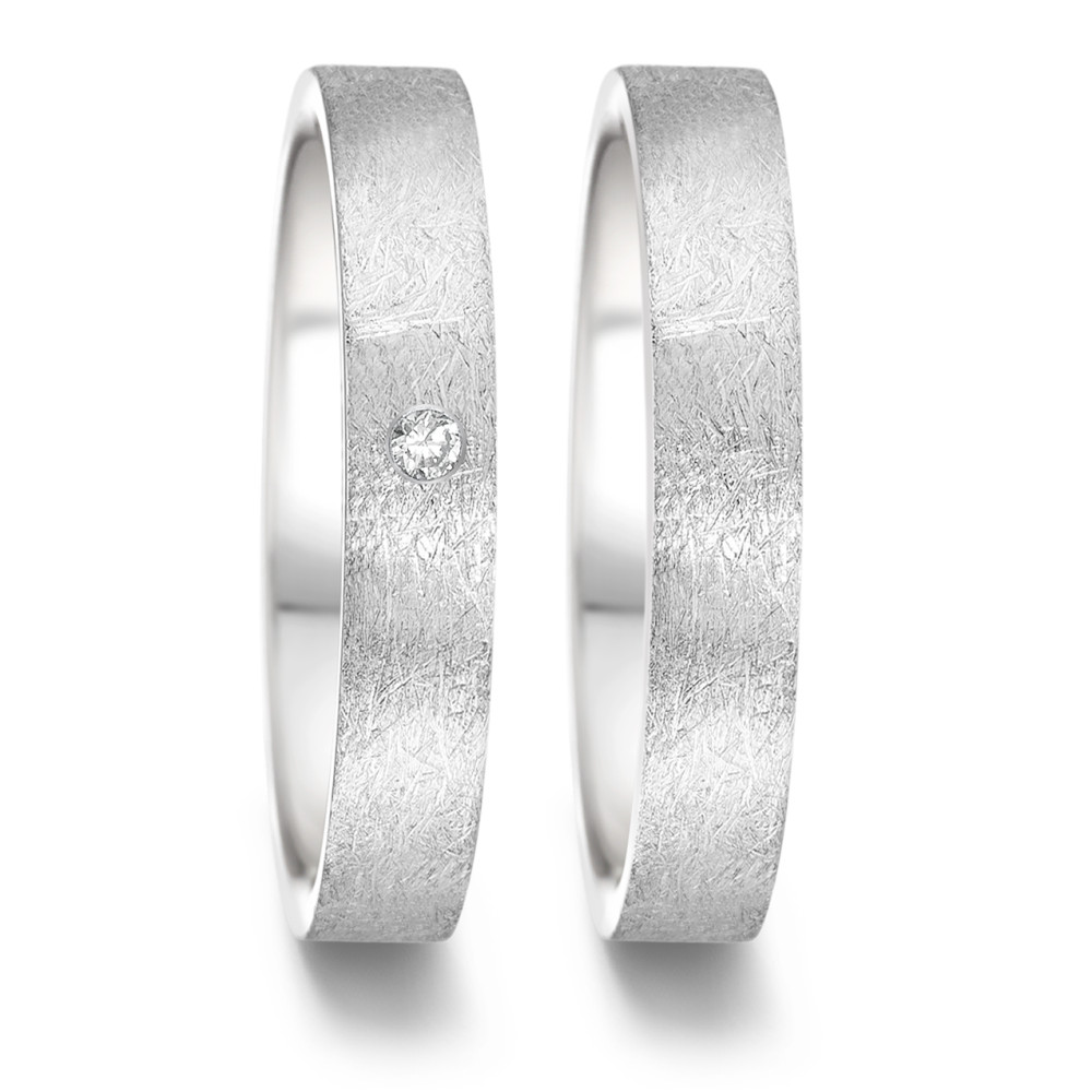 Partnerring Ein eleganter Partnerring für Damen aus hochwertigem Edelstahl mit einer faszinierenden, eismatten Oberfläche. Das minimalistische, gerade Design wird von einem funkelnden Diamanten stilvoll akzentuiert, der feminine Eleganz versprüht. Innen ist der Ring angenehm bombiert und verspricht hohen Tragekomfort. Ein Schmuckstück, das Beständigkeit und klare Linien in sich vereint. Made in Germany - Symbol Ihrer besonderen Verbindung. 369.6112.XX