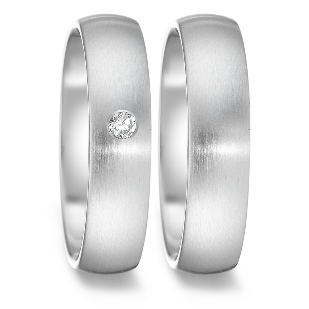 Partnerring Dieser moderne Paarring aus mattiertem Edelstahl bestecht durch seine schlichte Eleganz und hochwertige Verarbeitung. Der Damen-Ring präsentiert sich in minimalistisch zeitlosem Design und ist ausserdem mit einem funkelnden Diamanten verziert. Er ist aussen und innen leicht bombiert, was für einen angenehmen Tragekomfort sorgt. Perfekt für Paare, die ein stilvolles Symbol ihrer Verbindung suchen. Ideal für besondere Anlässe wie Verlobungen oder Hochzeiten, ist dieser Ring ein zeitloser Ausdruck von Liebe und Eleganz. 069.6214.XX