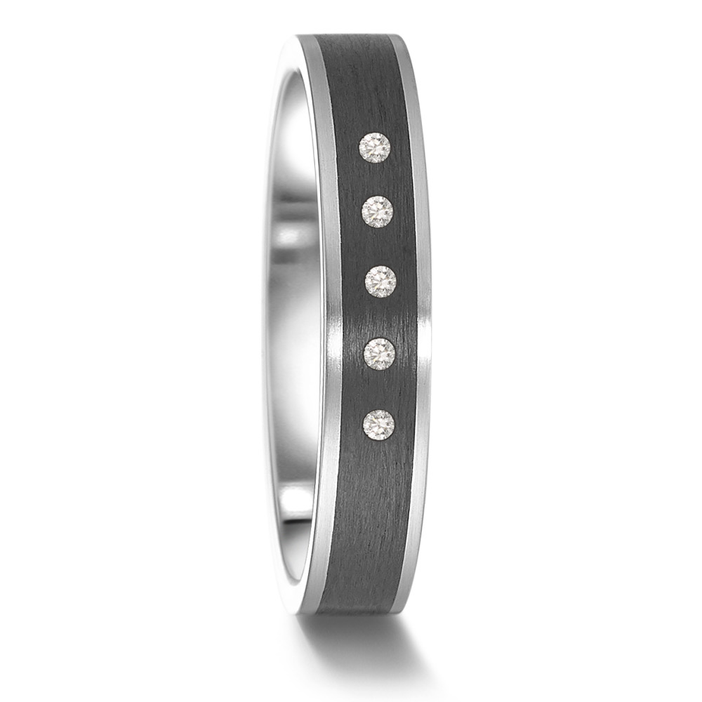 Partnerring Der TeNo Partner- und Trauring aus Edelstahl, Carbon und fünf funkelnden Diamanten symbolisiert die Verbundenheit und Liebe zwischen zwei Menschen. Er verkörpert Stärke und Beständigkeit, die das Fundament jeder Beziehung festigen. Mit seinem modernen Design und hochwertigen Materialien ist er ein treuer Begleiter auf dem gemeinsamen Lebensweg. Entworfen und hergestellt in deutscher Manufaktur. 063.61S02.XX