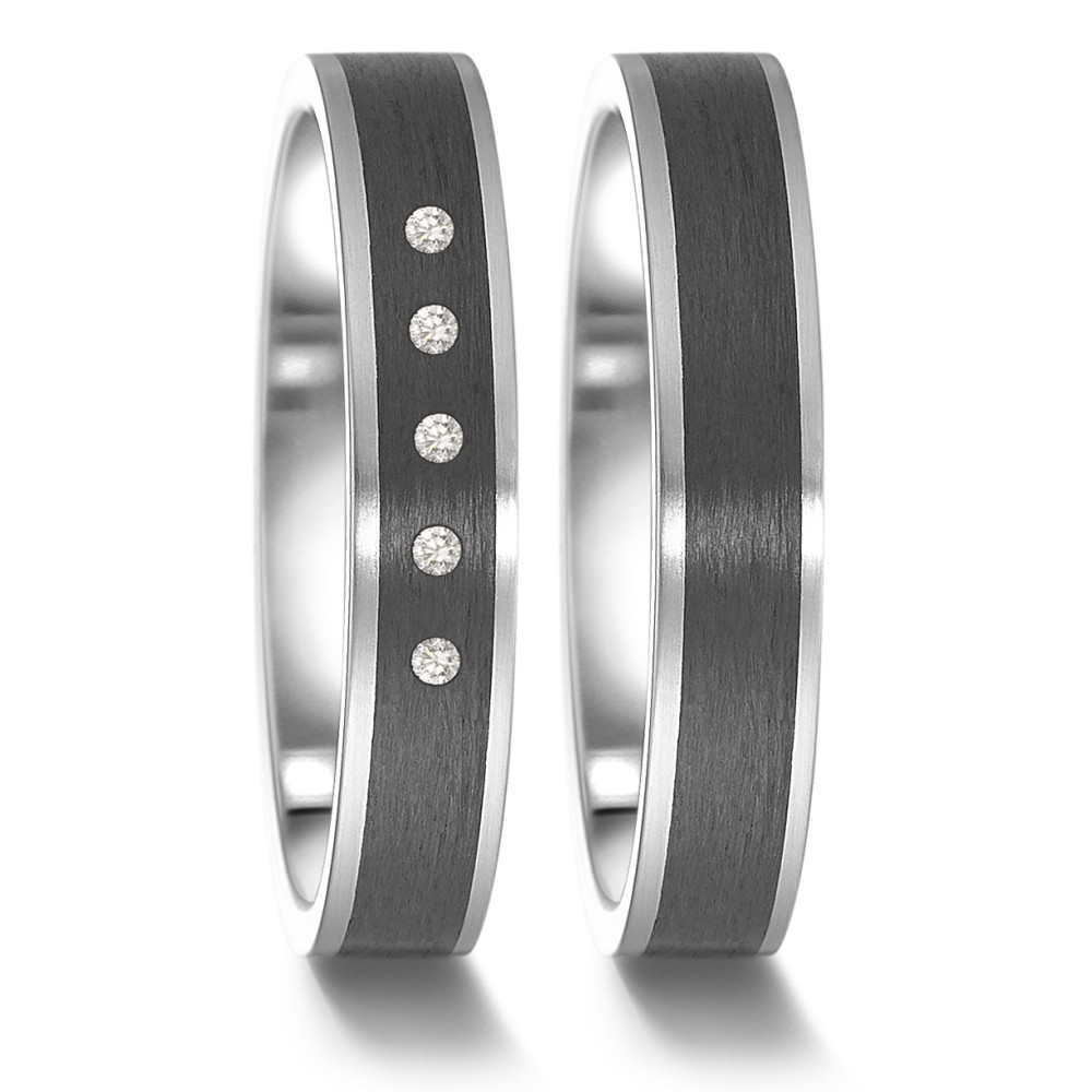 Partnerring Der TeNo Partner- und Trauring aus Edelstahl, Carbon und fünf funkelnden Diamanten symbolisiert die Verbundenheit und Liebe zwischen zwei Menschen. Er verkörpert Stärke und Beständigkeit, die das Fundament jeder Beziehung festigen. Mit seinem modernen Design und hochwertigen Materialien ist er ein treuer Begleiter auf dem gemeinsamen Lebensweg. Entworfen und hergestellt in deutscher Manufaktur. 063.61S02.XX