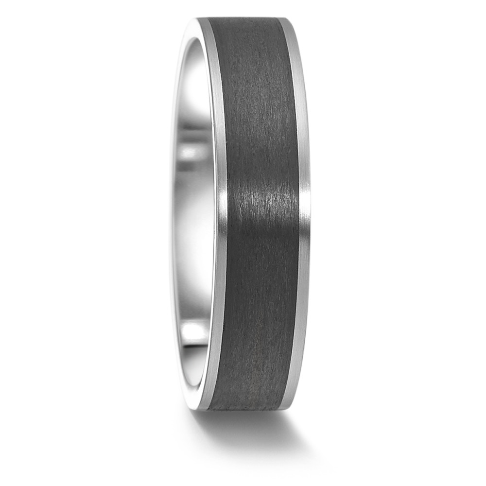 Partnerring Dieser zeitlose Partnerring von TeNo Design strahlt Stärke und Ausdauer in jeder Partnerschaft aus. Er kombiniert hypoallergenen Edelstahl mit ultraleichtem Carbon zu einer einzigartigen Fusion. Hergestellt in deutscher Manufaktur, bietet der Ring - dank seiner ergonomisch geformten Ringschiene mit Comfort Fit - einen herausragenden Tragekomfort . Er verkörpert Langlebigkeit und Stabilität sowie eine moderne Ästhetik. 063.6300.XX