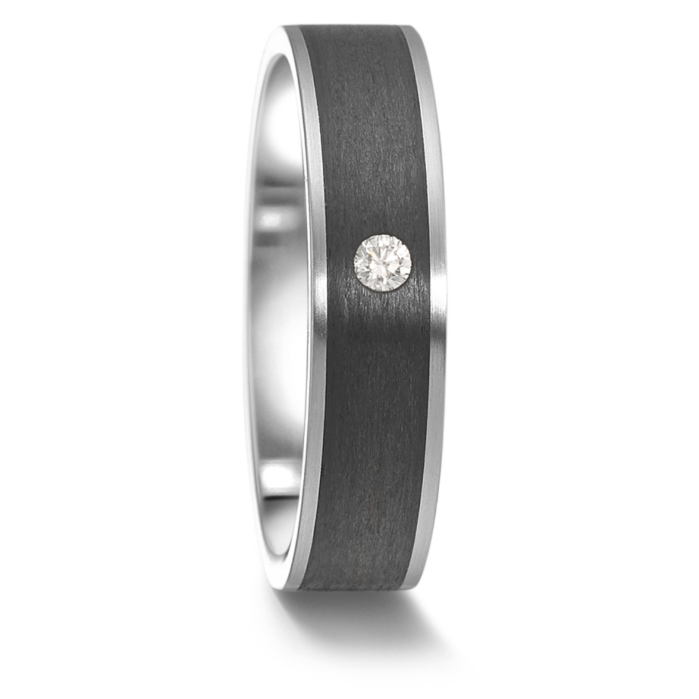 Partnerring Dieser exklusive Partner- und Trauring von TeNo Design verkörpert Stärke und Beständigkeit, die das Fundament jeder Beziehung unterstreichen. Die einzigartige Verbindung von Edelstahl, einem funkelnden Diamanten und handgewickeltes Carbon verleiht dem Ring enorme Robustheit. Hergestellt in deutscher Manufaktur symbolisiert dieser Ring Langlebigkeit, Robustheit und zeitgemässe Eleganz.
 063.6314.XX