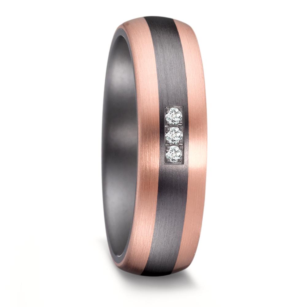 Partnerring Diese modernen und zeitlosen Trauringe & Eheringe aus Tantal mit Roségold aus der TeNo Avantgarde Kollektion werden in deutscher Manufaktur von Hand gefertigt. Der passende Damenring ist zusätzlich mit Diamanten besetzt. Tantal hat echten Seltenheitswert, es ist äußerst robust und schmilzt erst bei 3.000 °C. Die mystisch dunkle Tantal-Farbe entfaltet zusammen mit Roségold einen faszinierenden Reiz und ist sowohl bei Frauen wie auch bei Männer sehr beliebt. 59643/003/003/X545