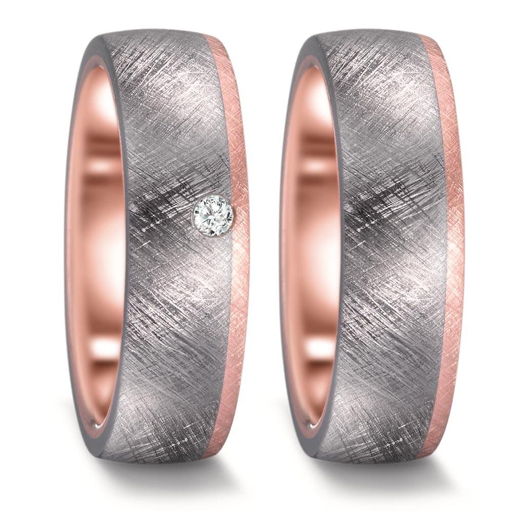 Partnerring Diese modernen und zeitlosen Trauringe & Eheringe aus Tantal mit Roségold aus der TeNo Avantgarde Kollektion werden in deutscher Manufaktur von Hand gefertigt. Der passende Damenring ist zusätzlich mit Diamanten besetzt. Tantal hat echten Seltenheitswert, es ist äußerst robust und schmilzt erst bei 3.000 °C. Die mystisch dunkle Tantal-Farbe entfaltet zusammen mit Roségold einen faszinierenden Reiz und ist sowohl bei Frauen wie auch bei Männer sehr beliebt. 