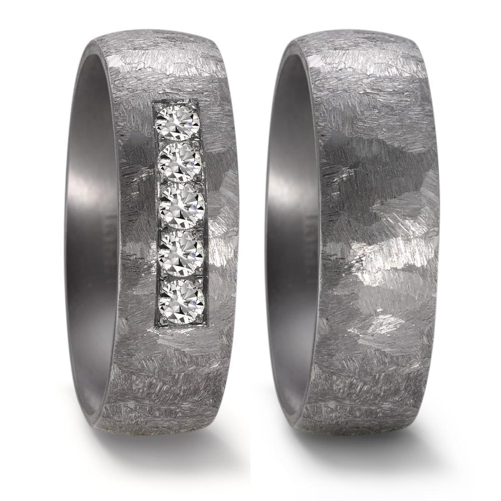 Fingerring Geschaffen für die Ewigkeit – stark, beständig und kostbar! Tantal ist ein äusserst selten vorkommendes, grafitgraues und extrem hartes Metall. Partner- und Trauringe aus Tantal sind ideal für alle Individualisten und kreative Paare, für die Platin und Gold einfach zu gewöhnlich sind. Die dunkleren Tantalringe lassen Diamanten und alle Goldtöne besonders schön strahlen. 