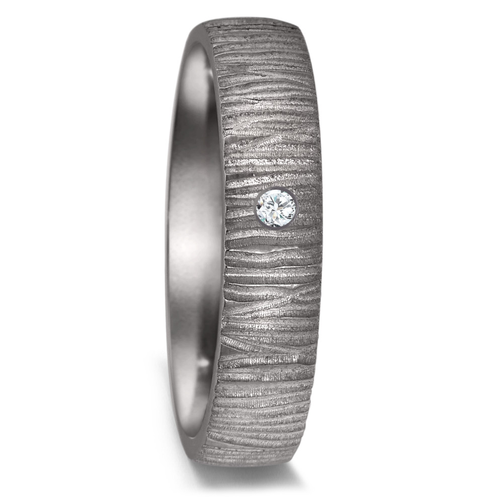 Partnerring Geschaffen für die Ewigkeit – stark, beständig und kostbar! Tantal ist ein äusserst selten vorkommendes, grafitgraues und extrem hartes Metall. Partner- und Trauringe aus Tantal sind ideal für alle Individualisten und kreative Paare, für die Platin und Gold einfach zu gewöhnlich sind. Die dunkleren Tantalringe lassen Diamanten und alle Goldtöne besonders schön strahlen. 52588/001/003/X000