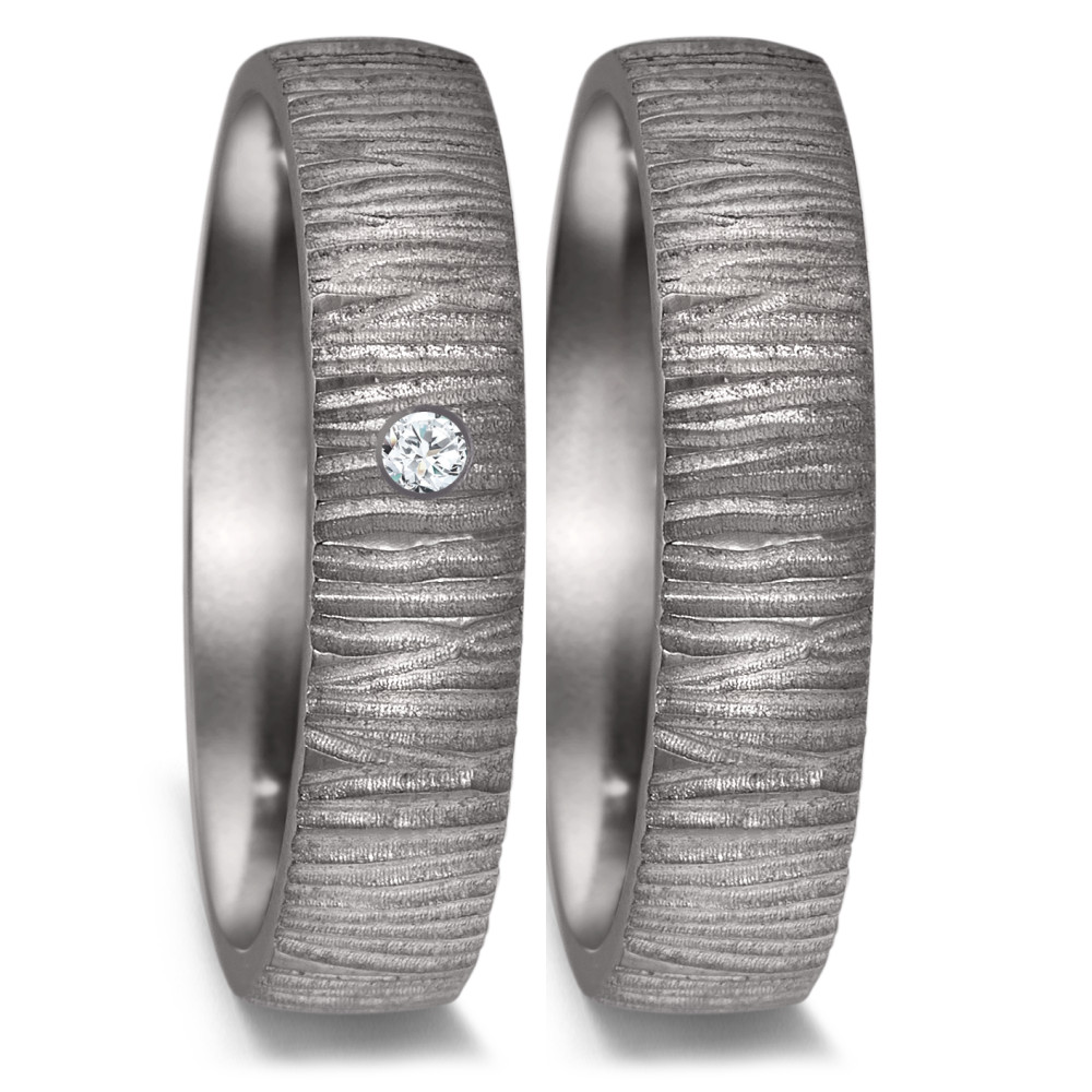 Partnerring Geschaffen für die Ewigkeit – stark, beständig und kostbar! Tantal ist ein äusserst selten vorkommendes, grafitgraues und extrem hartes Metall. Partner- und Trauringe aus Tantal sind ideal für alle Individualisten und kreative Paare, für die Platin und Gold einfach zu gewöhnlich sind. Die dunkleren Tantalringe lassen Diamanten und alle Goldtöne besonders schön strahlen. 52588/001/003/X000