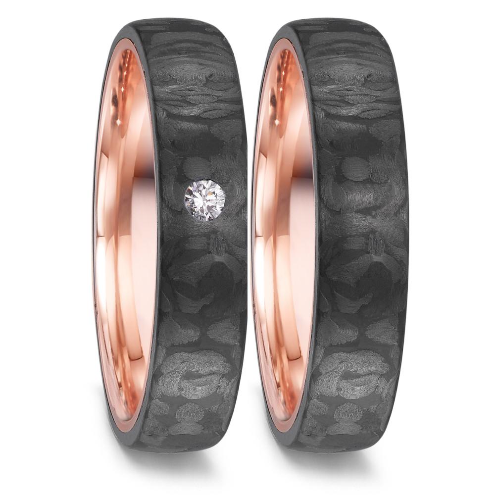 Partnerring TeNo Love Rings VOLCANIC aus Carbon mit Gold sind sehr ausgefallene Partnerringe und Trauringe. Durch das schlichte und zeitlose Design stehen diese Manufaktur-Ringe für einen modernen Lifestyle. Die massiv goldene Ringschiene wird hier von schwarzem Carbon fest ummantelt. Zur Auswahl stehen fünf Ringbreiten in 3, 4, 5 und 6 mm sowie über 500 Diamant Varianten. 52660/001/DA4/N559