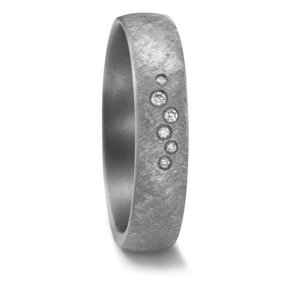 Partnerring Der Tantalring aus der Avantgarde Kollektion von TeNo Design verkörpert die Ursprünglichkeit des Tantals auf hohem Niveau. Mit seiner markanten, handgearbeiteten Oberfläche und den sechs funkelnden Diamanten im Gesamtgewicht von 0,047 Carat steht er gleichzeitig für Understatement und Luxus. Sein zeitloser Stil und seine minimalistische Ästhetik sind perfekt für Paare, die das Wesentliche schätzen.  59677/023/145/X000