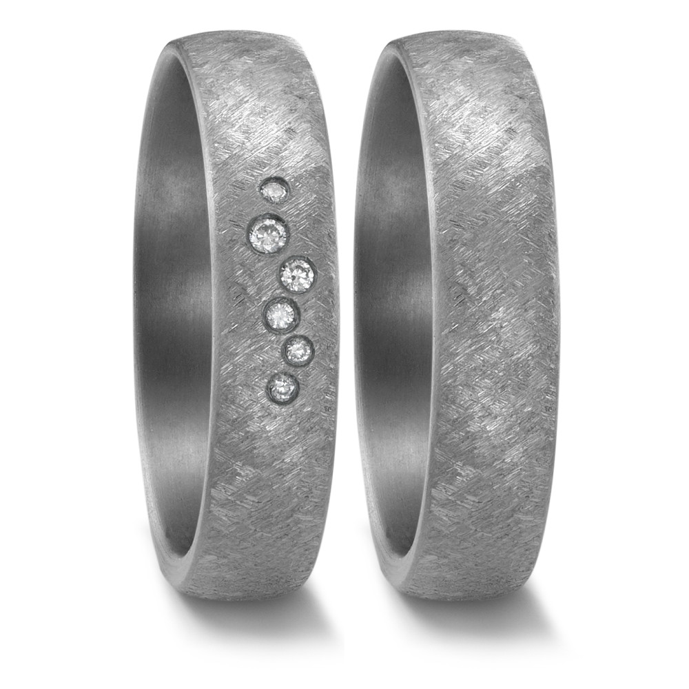 Partnerring Der Tantalring aus der Avantgarde Kollektion von TeNo Design verkörpert die Ursprünglichkeit des Tantals auf hohem Niveau. Mit seiner markanten, handgearbeiteten Oberfläche und den sechs funkelnden Diamanten im Gesamtgewicht von 0,047 Carat steht er gleichzeitig für Understatement und Luxus. Sein zeitloser Stil und seine minimalistische Ästhetik sind perfekt für Paare, die das Wesentliche schätzen.  