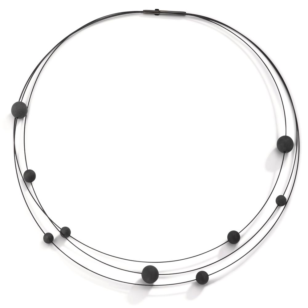 Collier Zeitgemäss, gradlinig und urban: Absolute Hingucker sind die Nera Spiralcolliers von TeNo Design. Sie bestehen aus filigranen Spiralen aus schwarzem Edelstahl, die mit Carbon- und Aluminium Pearls in Light Rosé, Gold oder ausschließlich mit schwarzen Carbon Pearls besetzt sind. 