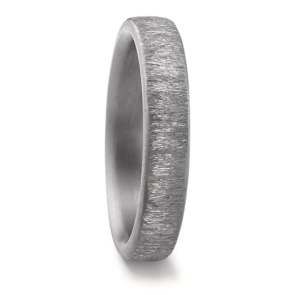 Partnerring Geschaffen für die Ewigkeit – stark, beständig und kostbar! Tantal ist ein äusserst selten vorkommendes, grafitgraues und extrem hartes Metall. Partner- und Trauringe aus Tantal sind ideal für alle Individualisten und kreative Paare, für die Platin und Gold einfach zu gewöhnlich sind. Die dunkleren Tantalringe lassen Diamanten und alle Goldtöne besonders schön strahlen. 