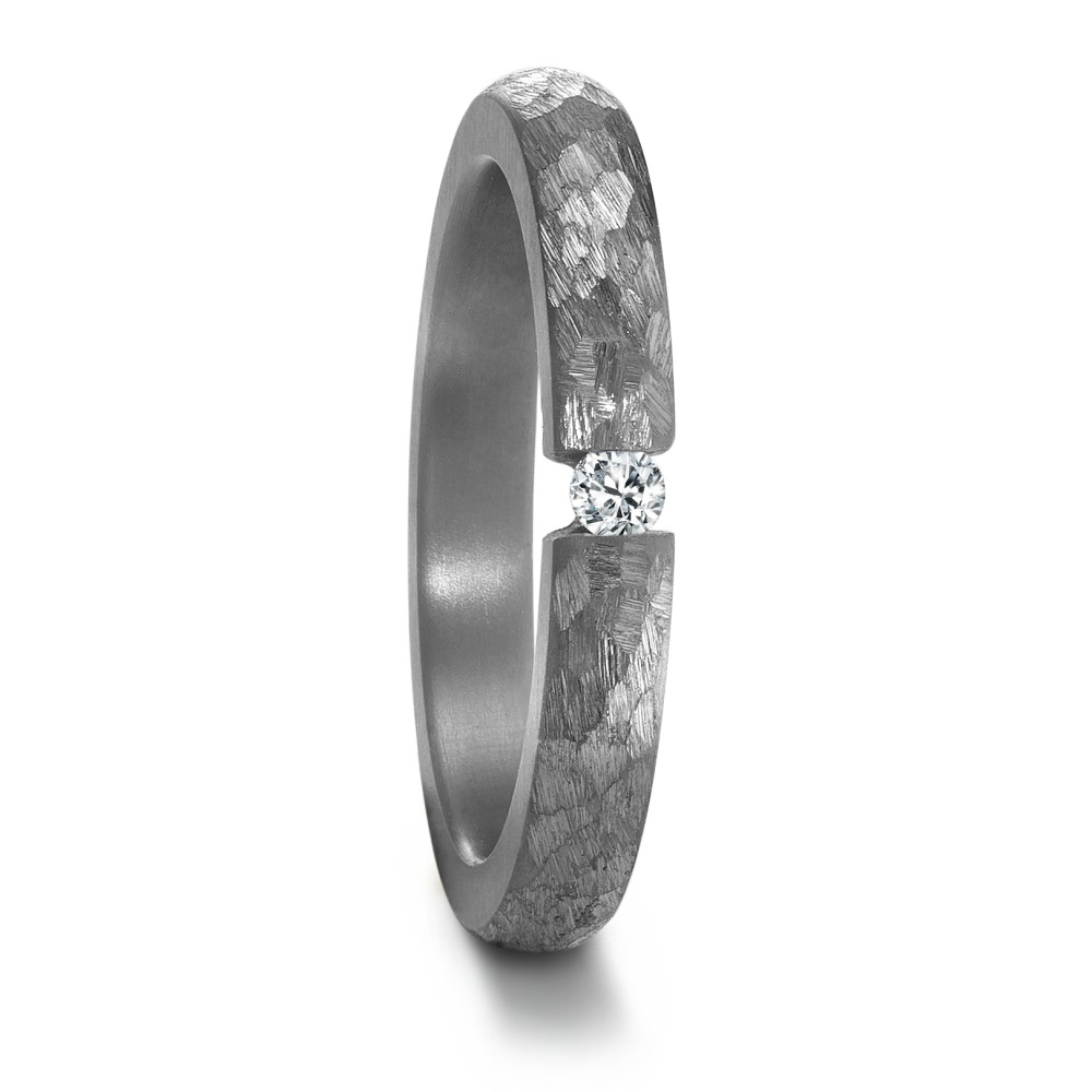 Partnerring Geschaffen für die Ewigkeit – stark, beständig und kostbar! Tantal ist ein äusserst selten vorkommendes, grafitgraues und extrem hartes Metall. Partner- und Trauringe aus Tantal sind ideal für alle Individualisten und kreative Paare, für die Platin und Gold einfach zu gewöhnlich sind. Die dunkleren Tantalringe lassen Diamanten und alle Goldtöne besonders schön strahlen. 59683/014/005/X000