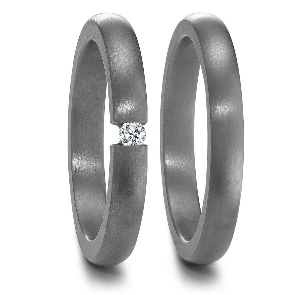 Partnerring Geschaffen für die Ewigkeit – stark, beständig und kostbar! Tantal ist ein äusserst selten vorkommendes, grafitgraues und extrem hartes Metall. Partner- und Trauringe aus Tantal sind ideal für alle Individualisten und kreative Paare, für die Platin und Gold einfach zu gewöhnlich sind. Die dunkleren Tantalringe lassen Diamanten und alle Goldtöne besonders schön strahlen. 