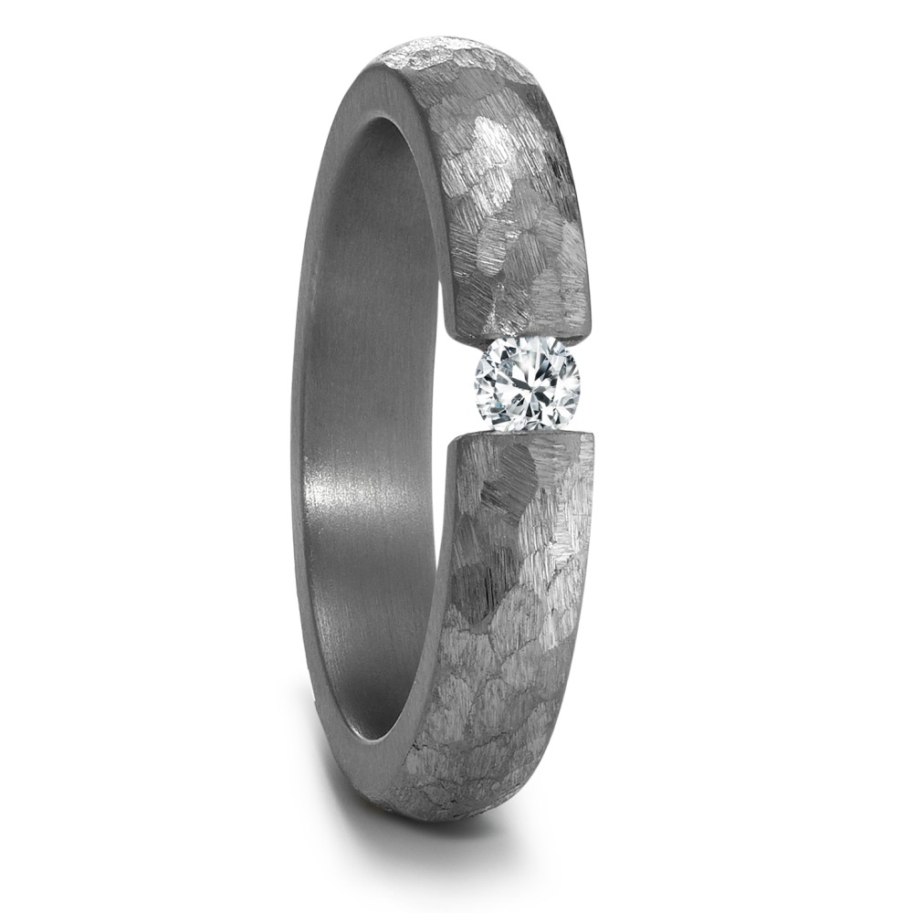 Partnerring Geschaffen für die Ewigkeit – stark, beständig und kostbar! Tantal ist ein äusserst selten vorkommendes, grafitgraues und extrem hartes Metall. Partner- und Trauringe aus Tantal sind ideal für alle Individualisten und kreative Paare, für die Platin und Gold einfach zu gewöhnlich sind. Die dunkleren Tantalringe lassen Diamanten und alle Goldtöne besonders schön strahlen. 59684/014/010/X000