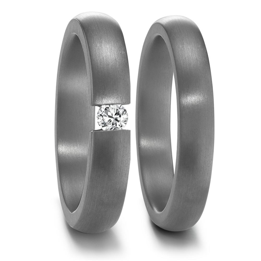 Partnerring Geschaffen für die Ewigkeit – stark, beständig und kostbar! Tantal ist ein äusserst selten vorkommendes, grafitgraues und extrem hartes Metall. Partner- und Trauringe aus Tantal sind ideal für alle Individualisten und kreative Paare, für die Platin und Gold einfach zu gewöhnlich sind. Die dunkleren Tantalringe lassen Diamanten und alle Goldtöne besonders schön strahlen. 