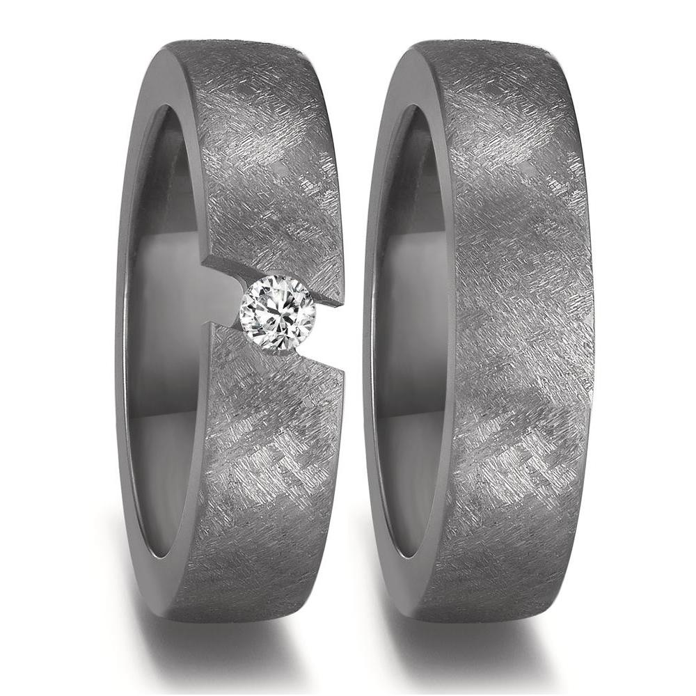 Partnerring Geschaffen für die Ewigkeit – stark, beständig und kostbar! Tantal ist ein äusserst selten vorkommendes, grafitgraues und extrem hartes Metall. Partner- und Trauringe aus Tantal sind ideal für alle Individualisten und kreative Paare, für die Platin und Gold einfach zu gewöhnlich sind. Die dunkleren Tantalringe lassen Diamanten und alle Goldtöne besonders schön strahlen. 52674/023/008/X000