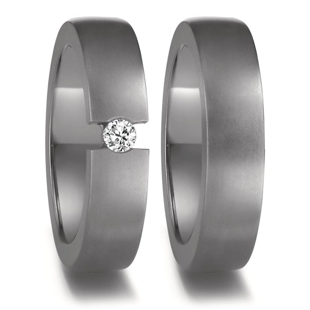 Partnerring Geschaffen für die Ewigkeit – stark, beständig und kostbar! Tantal ist ein äusserst selten vorkommendes, grafitgraues und extrem hartes Metall. Partner- und Trauringe aus Tantal sind ideal für alle Individualisten und kreative Paare, für die Platin und Gold einfach zu gewöhnlich sind. Die dunkleren Tantalringe lassen Diamanten und alle Goldtöne besonders schön strahlen. 52676/001/008/X000