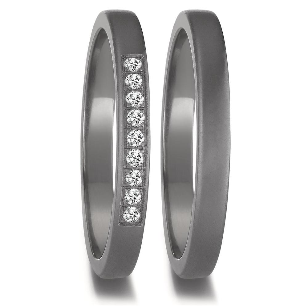 Partnerring Geschaffen für die Ewigkeit – stark, beständig und kostbar! Tantal ist ein äusserst selten vorkommendes, grafitgraues und extrem hartes Metall. Partner- und Trauringe aus Tantal sind ideal für alle Individualisten und kreative Paare, für die Platin und Gold einfach zu gewöhnlich sind. Die dunkleren Tantalringe lassen Diamanten und alle Goldtöne besonders schön strahlen.
 52677/001/009/X000