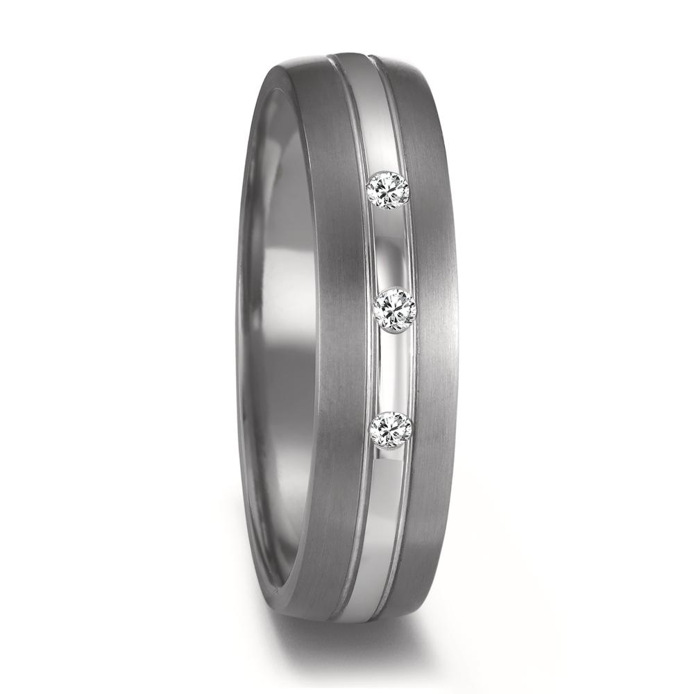 Partnerring Bei diesen Tantal-Eheringen aus der TeNo Avantgarde-Kollektion steht individuelles Design im Mittelpunkt. Das exklusive Eheringpaar ist aus 999 Tantal zusammen mit Platin 950 in deutscher Manufaktur handgefertigt worden. Der Damenring ist zusätzlich mit funkelnden Diamanten besetzt. Tantal, das seltener als Gold ist, fühlt sich toll auf der Haut an, ist darüber hinaus antiallergen und sehr robust. Das schiefergraue Metall gehört zu den härtesten Metallen die bei der Herstellung für Trau- und Eheringe verarbeitet werden.  52678/001/009/XP02