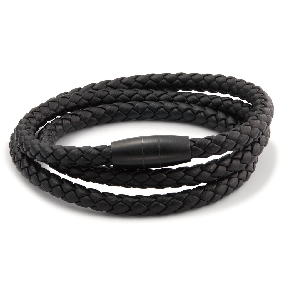 Armband Das Herren-Armband "Ray" in all Black vereint modisches Design mit einer rockig-lässigen Coolness. Es wirkt durch seine mehrfache Wicklung ganz für sich alleine und passt ideal zum Basic-Shirt wie auch zum Hemd. Das hochwertige Lederarmband wurde aus schwarzem Flechtleder mit einem Magnetverschluss aus schwarz ionisiertem Edelstahl von Hand gefertigt. 