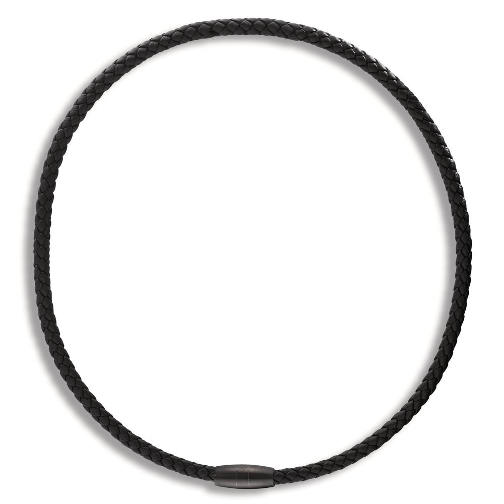Collier Das Herren-Collier "Ray" aus schwarzem Leder ist ein schlichter und cooler Eyecatcher. Mit minimalistisch designtem Verschluss wirkt das Collier aus hochwertigem Flechtleder ganz für sich alleine und passt ideal zum Basic-Shirt wie auch zum Hemd. Der schwarz ionisierte Magnetverschluss aus robustem Edelstahl ist antiallergen und wird am liebsten vorne getragen.  