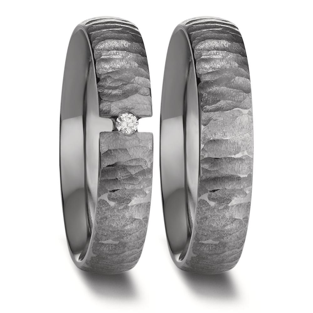Partnerring Edler Damen-Partnerring aus 999er Tantal mit markanter Hammerschlag-Optik. Der Ring besticht durch einen funkelnden Diamanten, der elegant in die Fassung eingelassen ist. Ein modernes Schmuckstück, das zeitlose Eleganz und besondere Materialien vereint. 52671/B04/DP3/X000