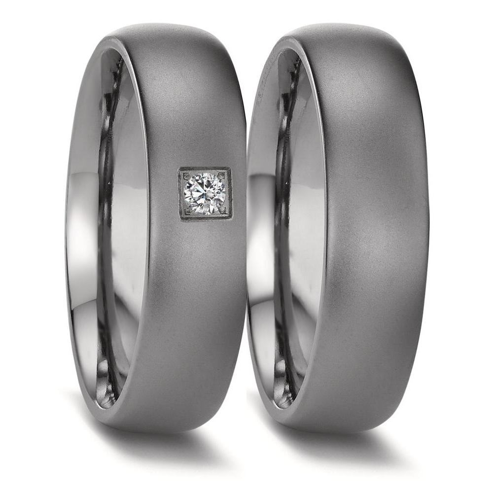 Partnerring Eleganter Damen-Partnerring aus hochwertigem 999er Tantal mit einem funkelnden Diamanten. Das edle, matte Design garantiert zeitlose Schönheit und besondere Robustheit. Perfekt für den symbolischen Ausdruck Ihrer Liebe und Verbundenheit. Ein Schmuckstück von purer Eleganz. 52672/B06/DF5/X000