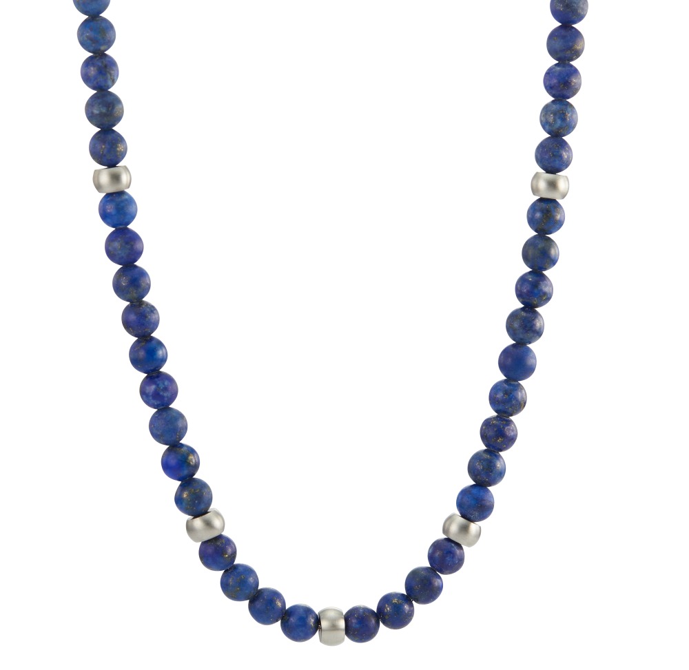 Collier In Manufakturarbeit mit natürlichen Perlen aus Lapislazuli gefertigt, ist die ERA Kette auf eine sehr lässige Art und Weise zeitlos und modern. Entworfen für Menschen, die nach echten Werten streben und Kleinserien in hoher Qualität zu schätzen wissen, ist die Halskette mit ihrem soliden Karabinerverschluss individuell einstellbar und kann in der Länge zwischen 55 bis 60 cm getragen werden. Die 6,5 mm grossen Lapislazuli-Perlen sind mit einem Seidenfinish versehen, sodass die natürliche Maserung jeder einzelnen Perle zum Vorschein kommt. 