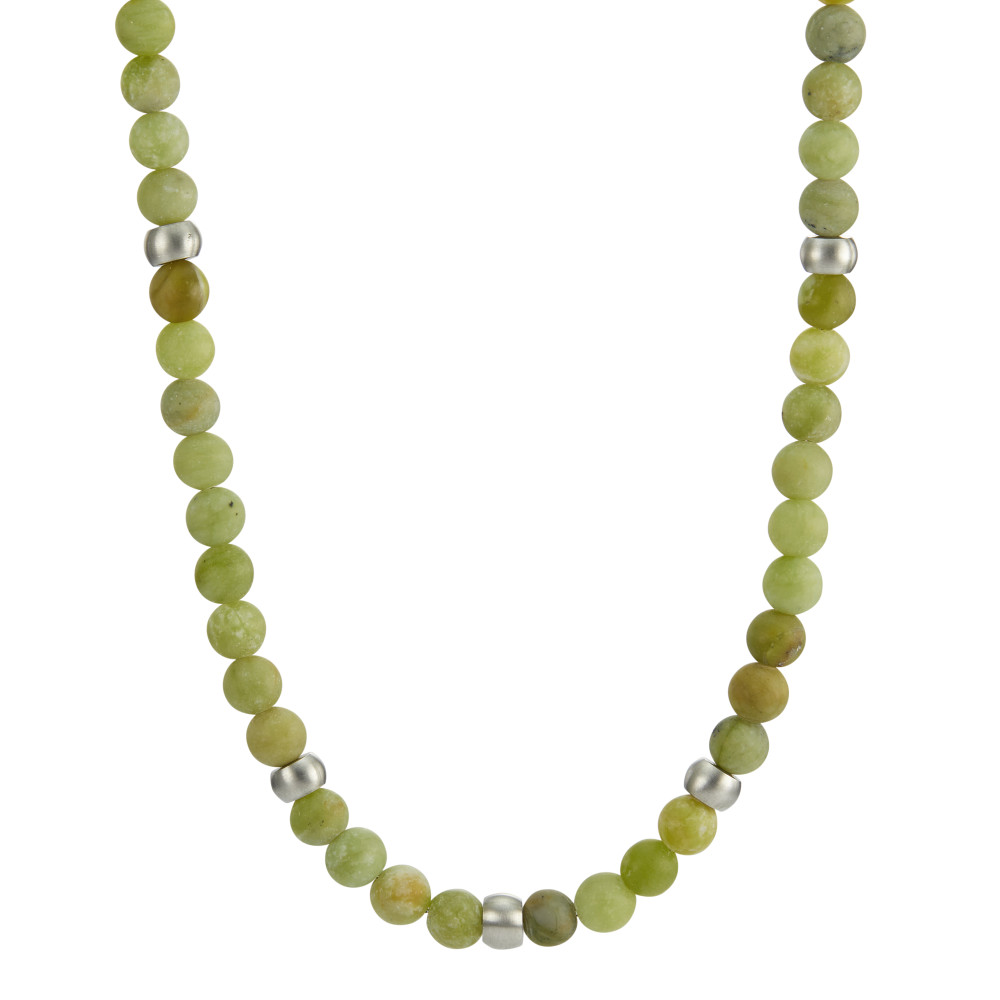 Collier Die ERA Kette aus olivgrüner Jade ist ein ganz besonderes Schmuckstück, das für einen individuellen Casual-Look perfekt geeignet ist. Entworfen für Menschen, die nach echten Werten streben und handwerkliche Manufakturarbeit in Kleinserien in hoher Qualität zu schätzen wissen. Die Olivgrünen Perlen aus natürlicher Jade sind mit einem Seidenfinish versehen, welches die über Tausenden von Jahren entstandene Maserung stilvoll zum Vorschein bringt und jedem Look einen coolen, authentischen Style verleiht. 