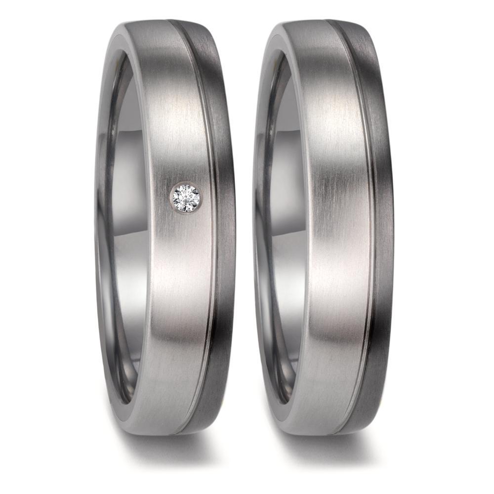 Partnerring Eleganter Damen-Partnerring aus widerstandsfähigem Tantal mit feiner Platin-Einlage. Veredelt wird das Design durch einen funkelnden Diamant, der für zeitlose Eleganz sorgt. Perfekt als Symbol für dauerhafte Verbundenheit und Stil. 52701/001/002/XP02