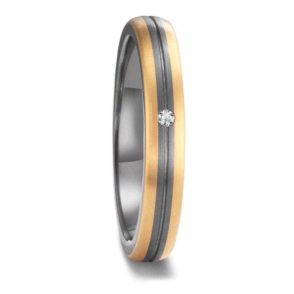 Partnerring Dieser in Deutschland handgefertigte TeNo-Trauring aus Tantal und 18K Gold ist mit 2 eingelassenen Goldstreifen individualisiert und schafft eine subtile Eleganz. Der Diamant mit 0.02 Carat W/SI wird durch die matte Oberfläche perfekt in Szene gesetzt. Die Kombination aus Material und Farbkontrast schafft eine einzigartige Ausstrahlung für Paare, die nach einem besonderen Trauring suchen. 52704/001/002/X701