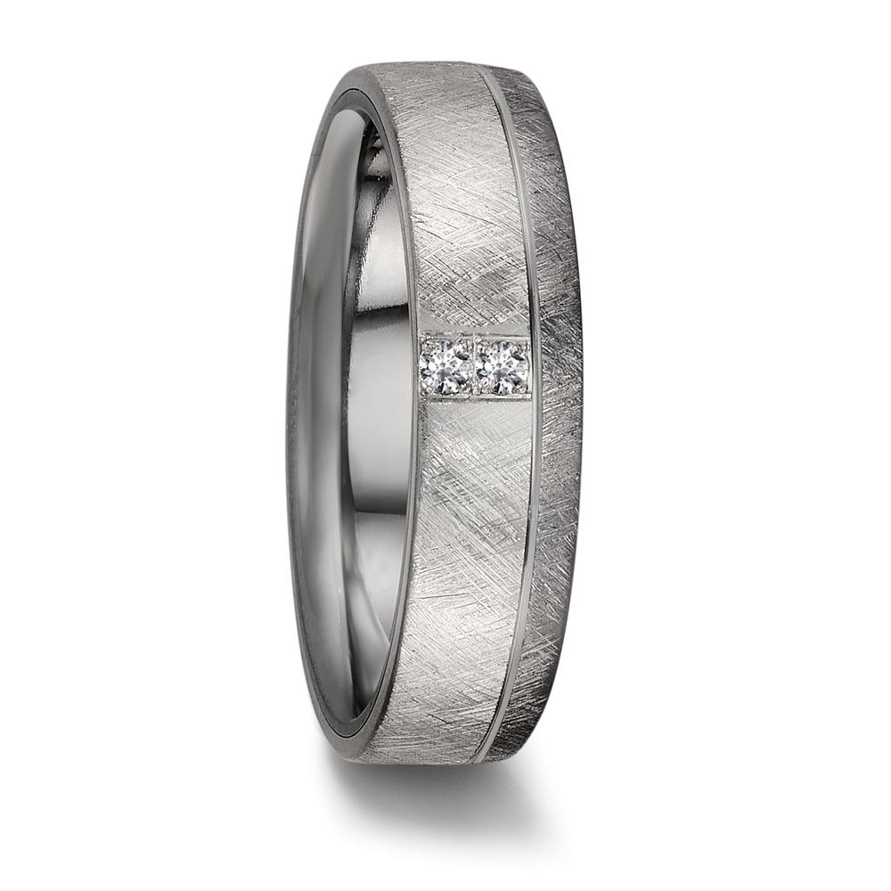 Partnerring Eleganter Damen-Partnerring aus hochwertigem 999 Tantal und 950 Platin. Die mattierte Oberfläche wird durch zwei funkelnde Diamanten perfekt ergänzt. Ein zeitloses Schmuckstück, das Stabilität und Liebe symbolisiert – ideal für besondere Momente und das gemeinsame Leben. 50010/010/004/XP02