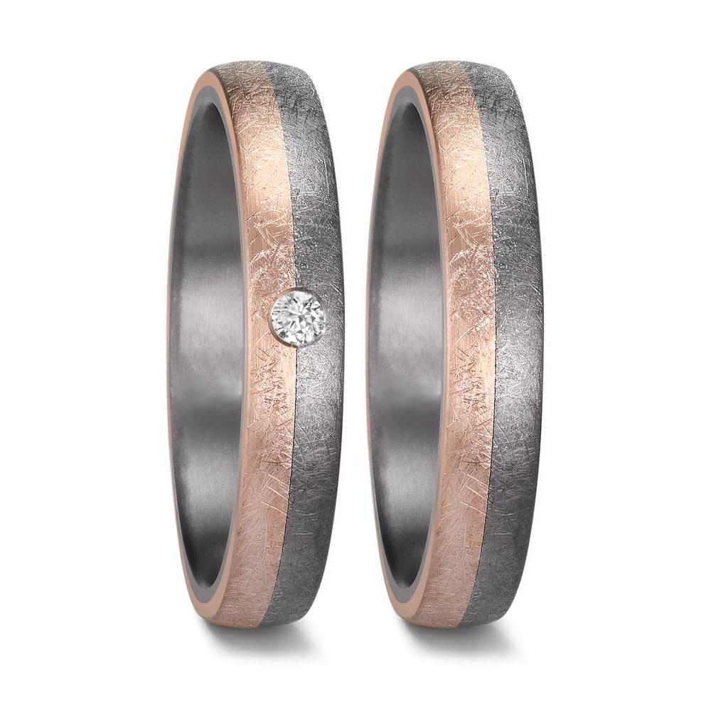 Partnerring Eleganter Damen-Partnerring aus widerstandsfähigem Tantal, kombiniert mit edlem Roségold. Der Ring besticht durch seine zweifarbige, mattschimmernde Oberfläche und einen funkelnden Diamanten, der dezent in die Fassung eingelassen ist. Zeitlos und stilvoll. 