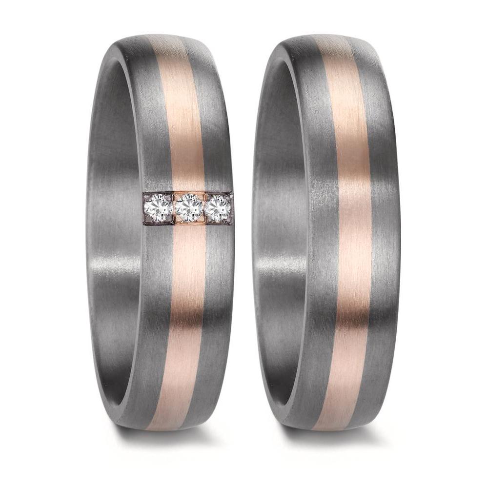 Partnerring Eleganter Damen-Partnerring aus robustem Tantal mit edlem Roségold-Mittelstreifen. Verziert mit drei funkelnden Diamanten, vereint er zeitlose Schönheit und moderne Ästhetik. Perfekt für besondere Momente und als Symbol für Verbundenheit und Stil. 