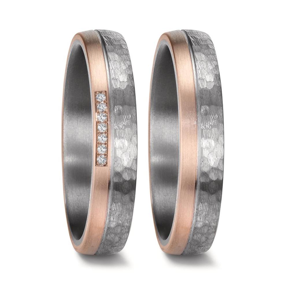 Partnerring Eleganter Damen-Partnerring aus robustem Tantal mit einem zarten Roségoldstreifen. Verziert mit sechs funkelnden Diamanten, vereint der Ring moderne Eleganz und zeitloses Design – perfekt für besondere Momente und als Zeichen der Verbundenheit. 