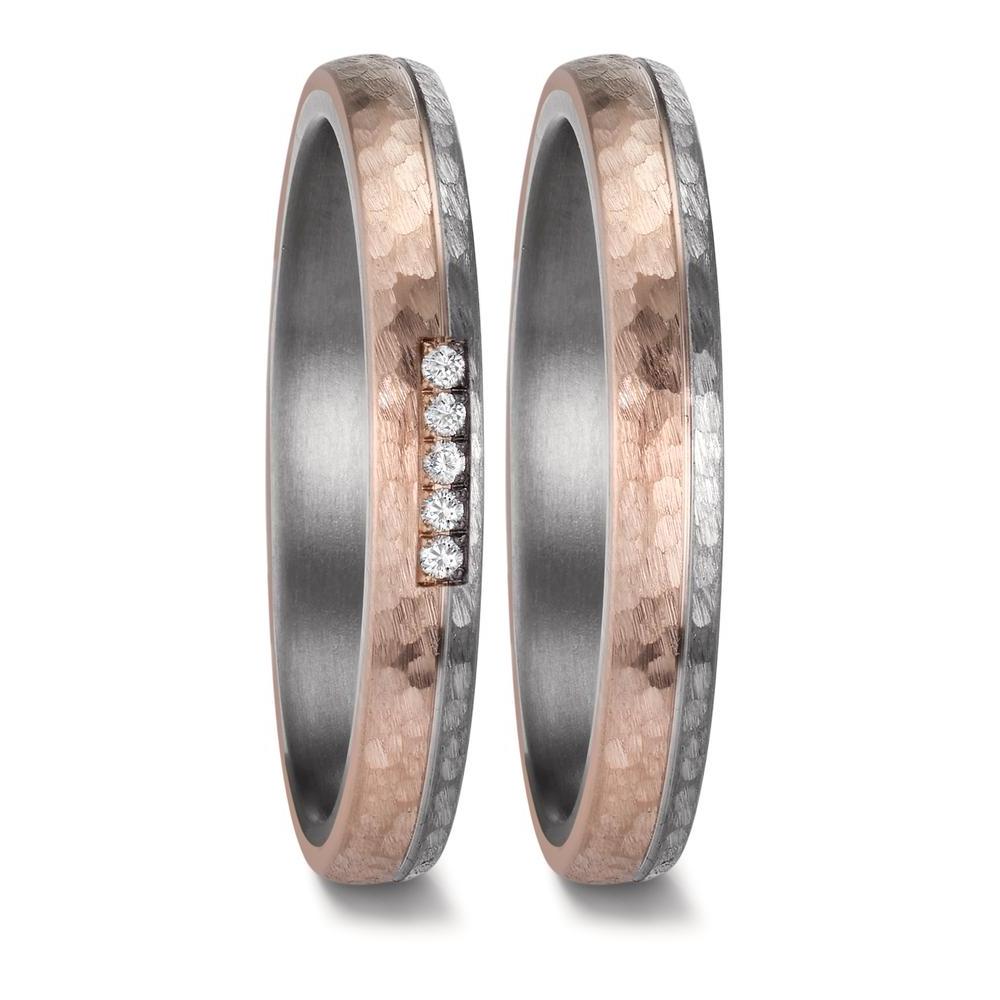 Partnerring Eleganter Damen-Partnerring aus robustem Tantal mit stilvollem Roségold-Akzent. Der ring besticht durch fünf funkelnde Diamanten, die einen besonderen Glanz verleihen. Perfekt für besondere Momente und als Zeichen der Verbundenheit. Hochwertige Verarbeitung und modernes Design. 