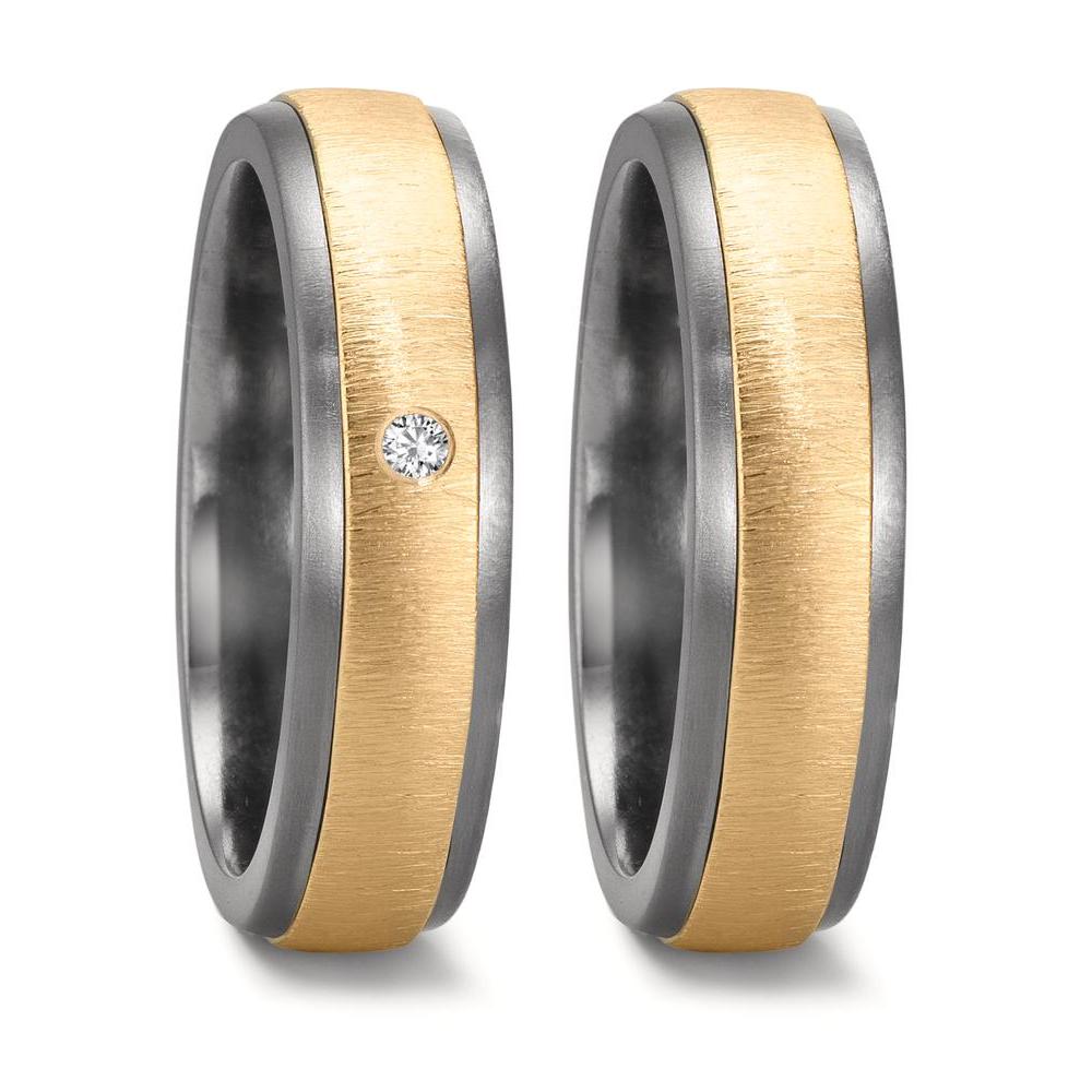 Partnerring Eleganter Damen-Partnerring aus robustem Tantal, veredelt mit einem matten Gelbgold-Mittelstreifen. Ein funkelnder Diamant wertet das Design stilvoll auf und macht ihn zum perfekten Symbol für Ihre Liebe und Verbundenheit. Zeitlos schön und besonders langlebig. 52725/033/003/X501