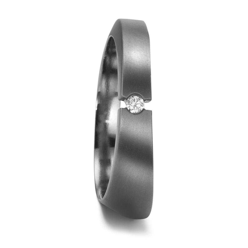 Partnerring Eleganter Damen-Partnerring aus hochwertigem Tantal mit mattem Finish. Im Zentrum funkelt ein strahlender Diamant, der das Design stilvoll ergänzt. Dieser Ring vereint moderne Schlichtheit mit edler Ausstrahlung – perfekt für besondere Momente und symbolische Verbindungen. 52728/001/003/X000