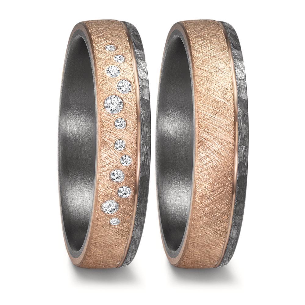 Partnerring Eleganter Damen-Partnerring aus langlebigem Tantal mit edler Roségold-Innenfläche. Veredelt mit funkelnden Diamanten in unterschiedlicher Größe, die dem Ring einen einzigartigen Glanz verleihen. Perfekte Kombination aus modernem Design und zeitloser Eleganz für besondere Momente. 