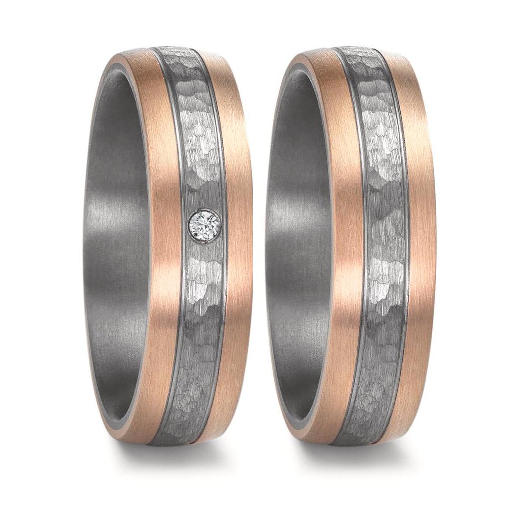 Partnerring Eleganter Damen-Partnerring aus wertvollem Tantal mit edlem Roségoldrand. Der Ring besticht durch eine markante Hammerschlag-Optik und ist mit einem funkelnden, eingelassenen Diamanten verziert. Perfekt für stilbewusste Frauen, die zeitlose Eleganz schätzen. 