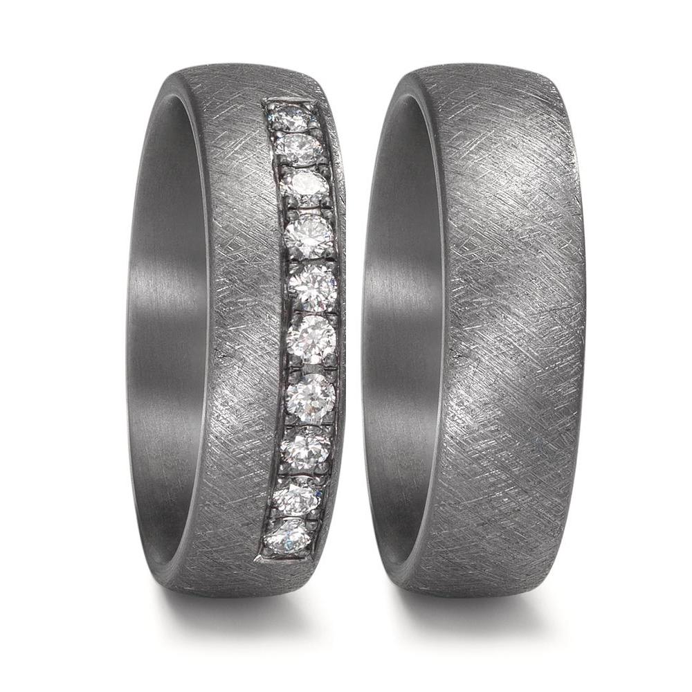 Partnerring Entdecke den eleganten Partnerring aus 999 Tantal mit 10 hochwertigen, lab-grown Diamanten (0,25 ct, TW VSI). Der Ring vereint zeitloses Design und moderne Materialien. Tantal ist nicht nur robust, sondern bietet auch einen einzigartigen metallischen Glanz. Ideal für besondere Anlässe oder als Zeichen der Verbundenheit. 